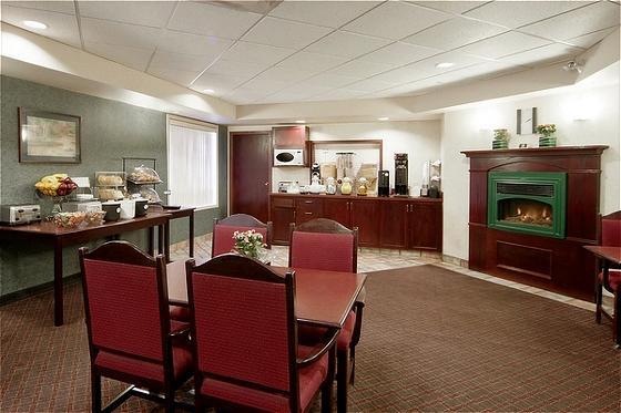 Comfort Inn & Suites Airport South Calgary Restaurant photo